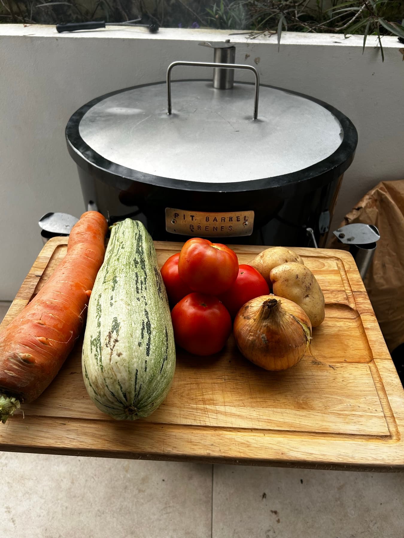 Barril ahumador con vegetales frescos