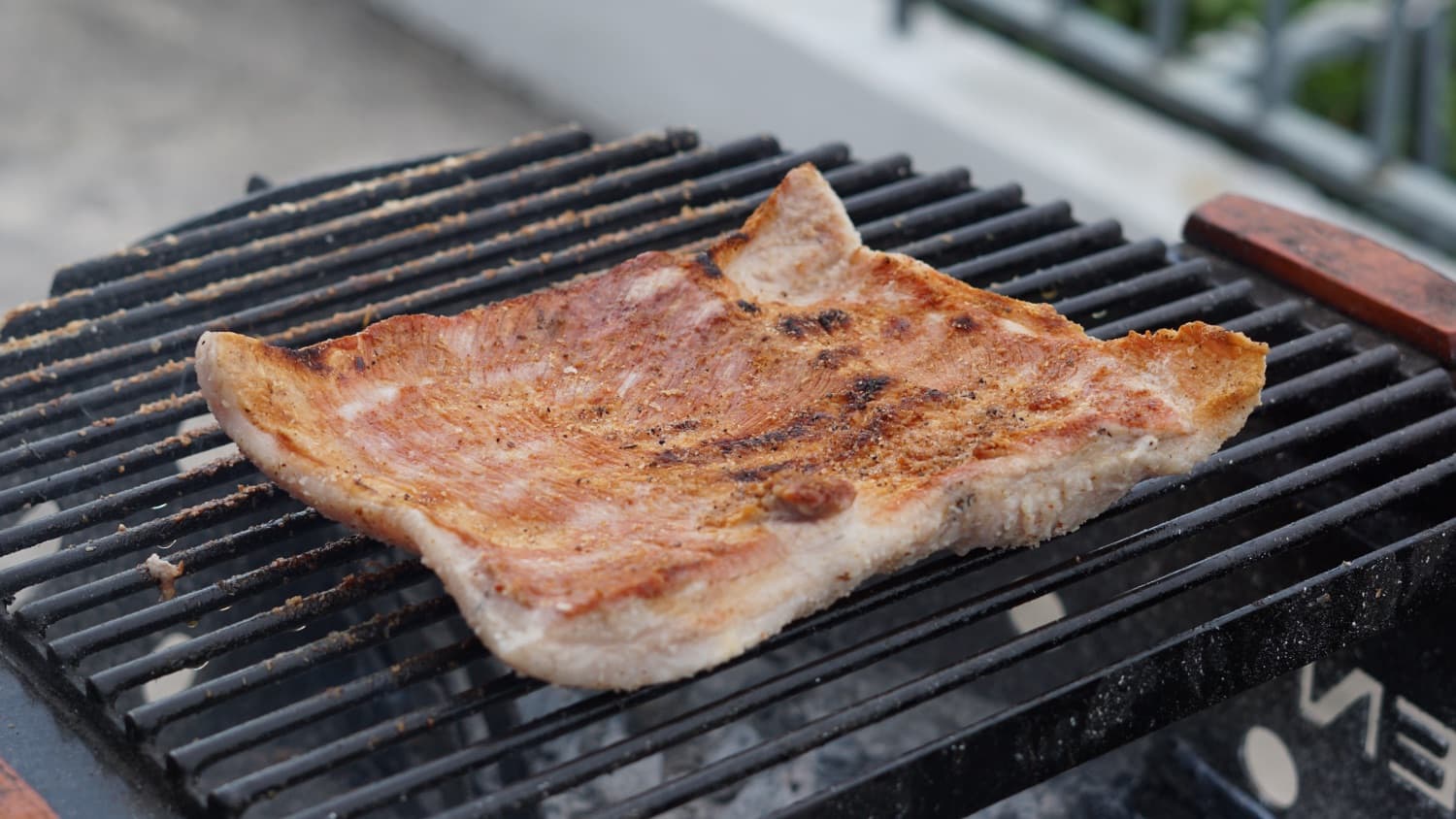 Chuleta dorada marcada en la parrilla
